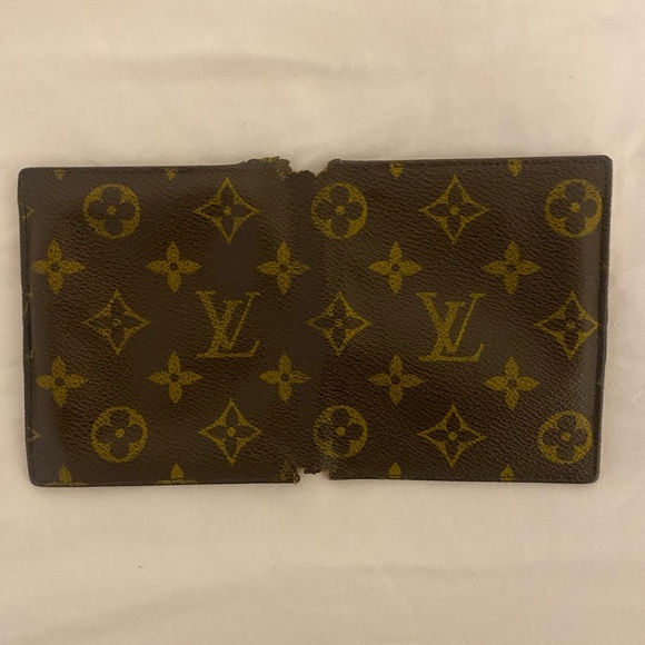 Louis Vuitton Monogram Bi-Fold Wallet - Authentic Pre-owned - Picture 2 of 4